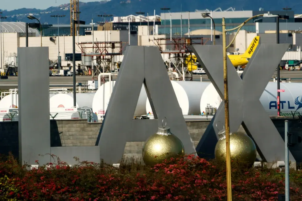 FAA Probes LAX Taxiway Near Miss Incident