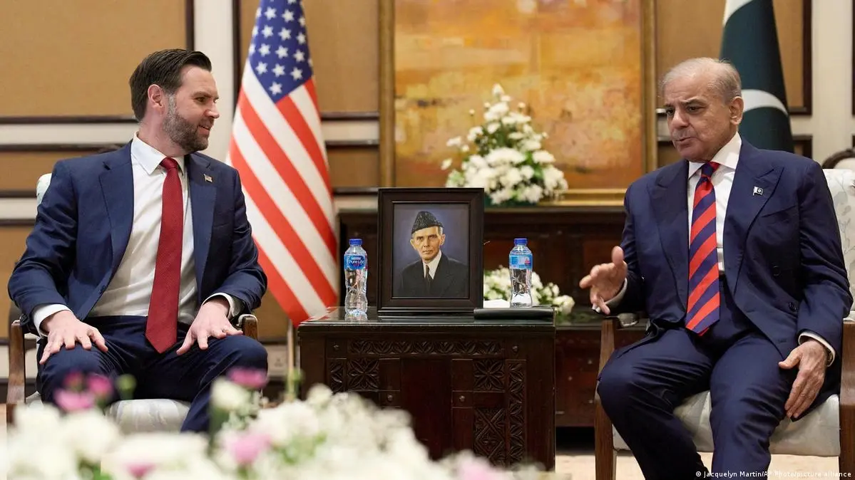 US-Iran Tensions Rise Amid Strait Crisis