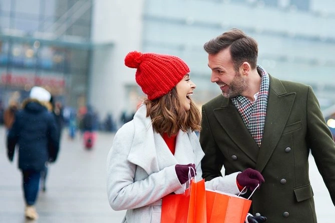 Fashion shopping couple