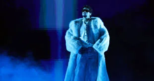 Bad Bunny en escenario de estadio durante su gira 2023, anticipando su nueva gira 2026