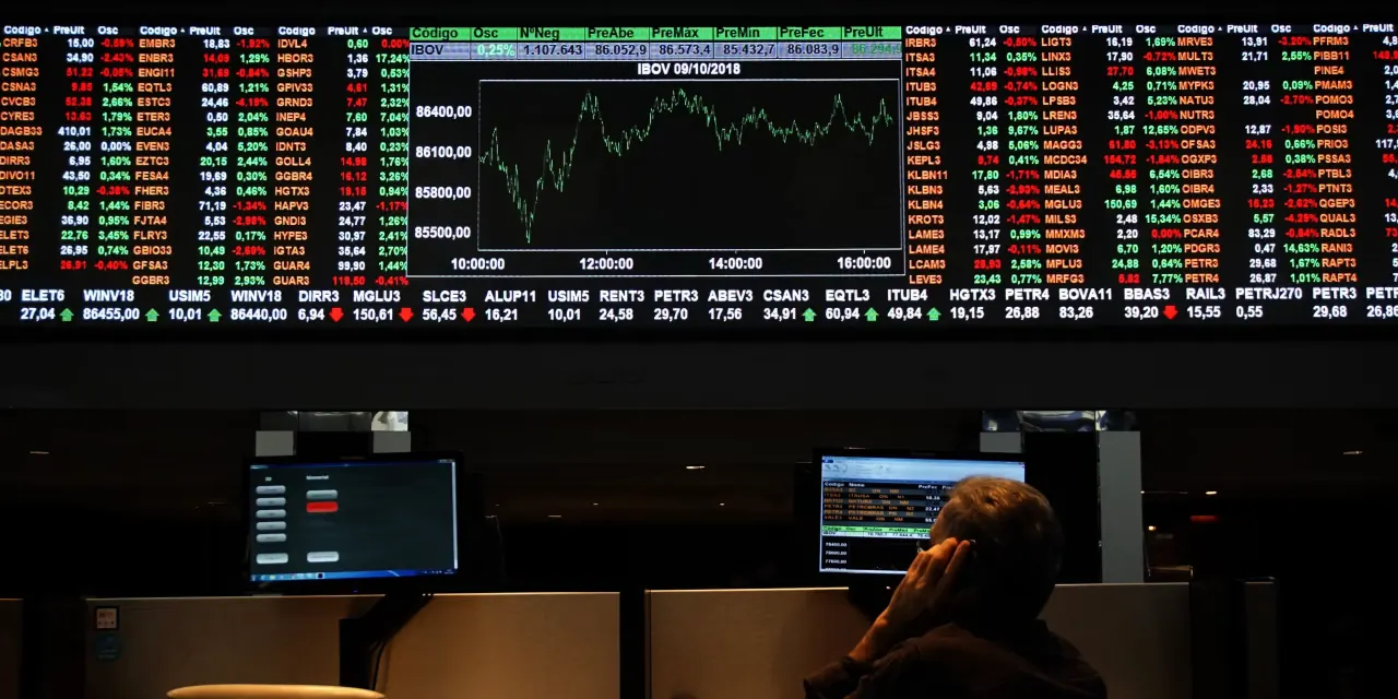Pantallas del mercado bursátil en São Paulo mostrando máximo histórico del Ibovespa
