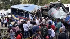 Familiares de víctimas rinden homenaje en el lugar del atentado sobre la Carretera Panamericana en Cajibío, Colombia, el 26 de abril de 2026