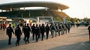 Miembros de la Guardia Nacional frente a la Pirámide de la Luna en Teotihuacán tras su reapertura el 22 de abril de 2026