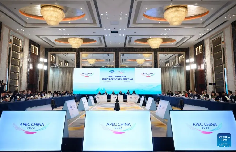 Leaders and delegates attending the APEC Economic Leaders' Meeting in Shenzhen discussing Asia-Pacific economic cooperation.