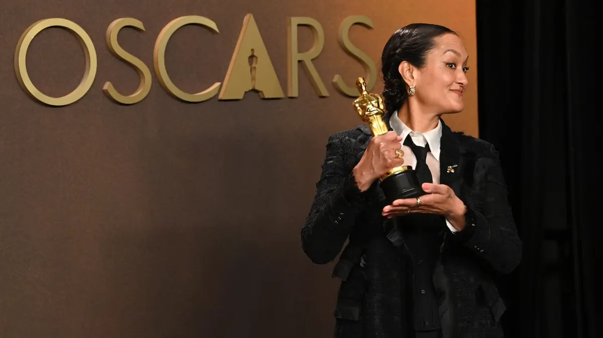 Autumn Durald Arkapaw holding her Oscar for Best Cinematography at the awards ceremony