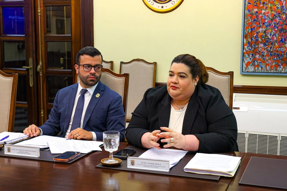 Luis Augusto Martínez with Puerto Rico government officials