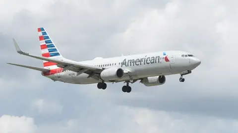 Un avión de American Airlines en la pista del Aeropuerto Internacional de Miami, antes del primer vuelo directo a Caracas en siete años