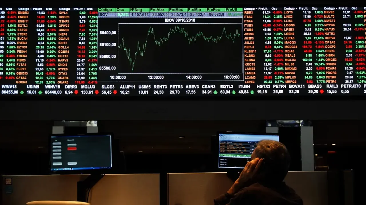 Pantallas del mercado bursátil en São Paulo mostrando máximo histórico del Ibovespa