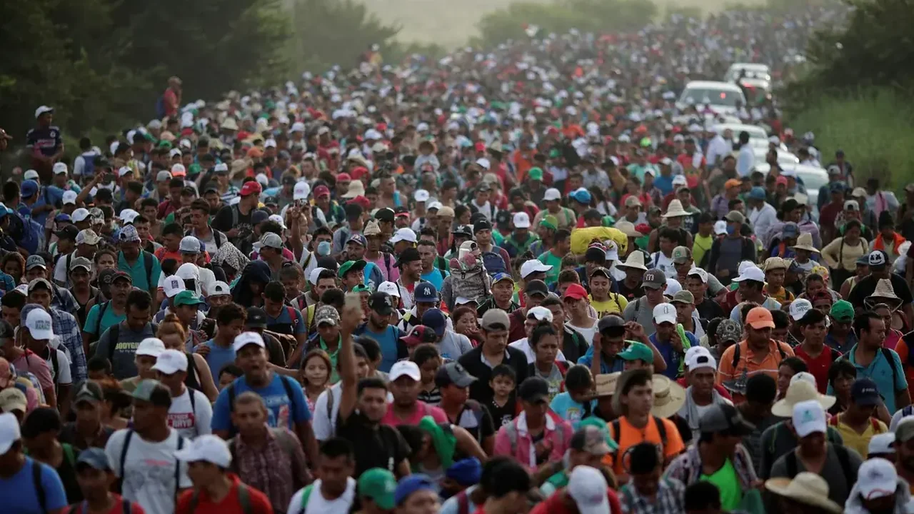 Migrantes centroamericanos formando caravana en Tapachula, Chiapas, México