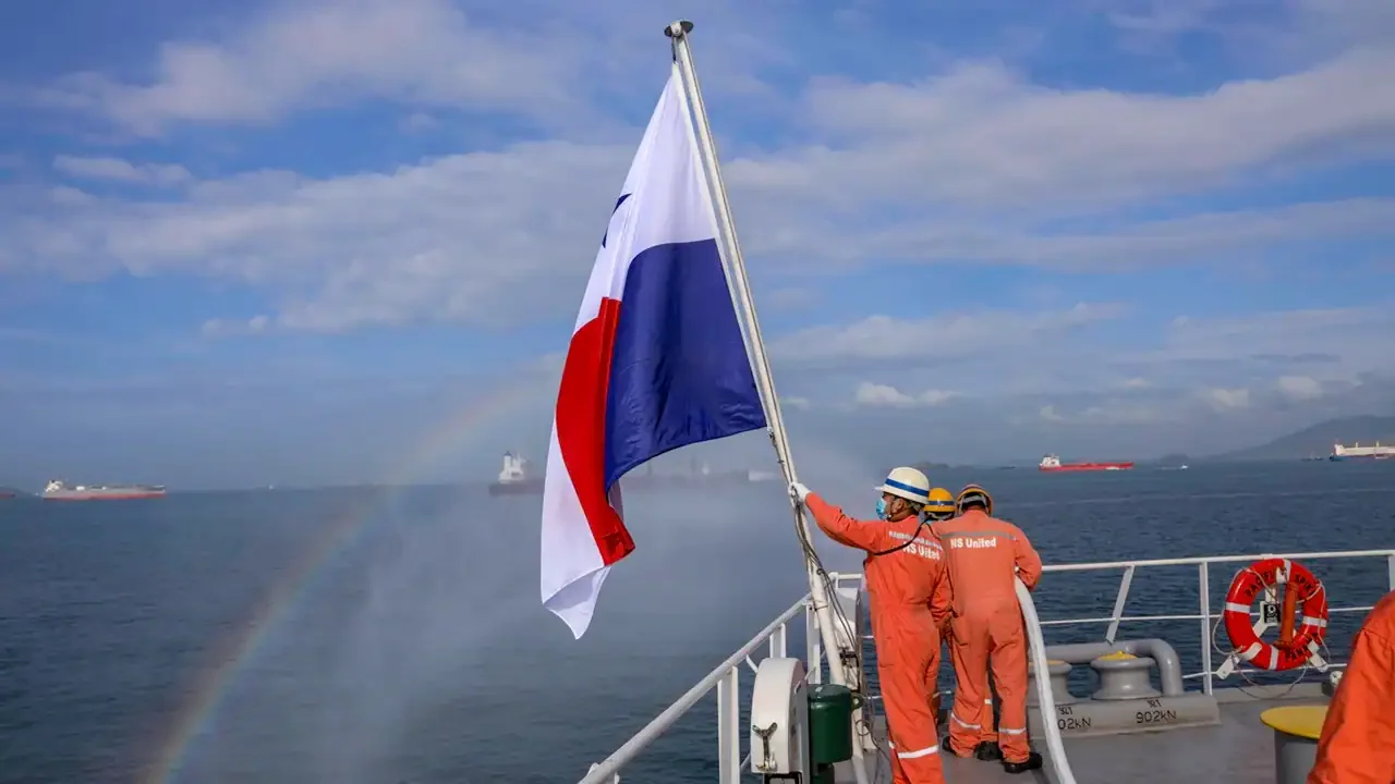Buques de carga esperando para transitar el Canal de Panamá el 26 de abril de 2026 mientras se intensifica la disputa entre China y Panamá