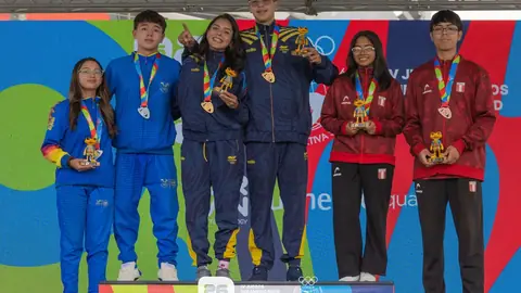 Atletas colombianos celebran medalla de oro en los Juegos Suramericanos Bogotá 2026