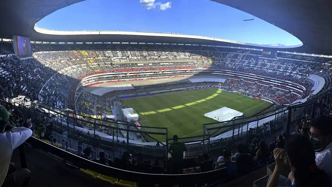 Vista nocturna del Estadio Azteca en Ciudad de México, sede de la inauguración de la Copa Mundial de la FIFA 2026
