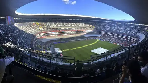 Vista nocturna del Estadio Azteca en Ciudad de México, sede de la inauguración de la Copa Mundial de la FIFA 2026