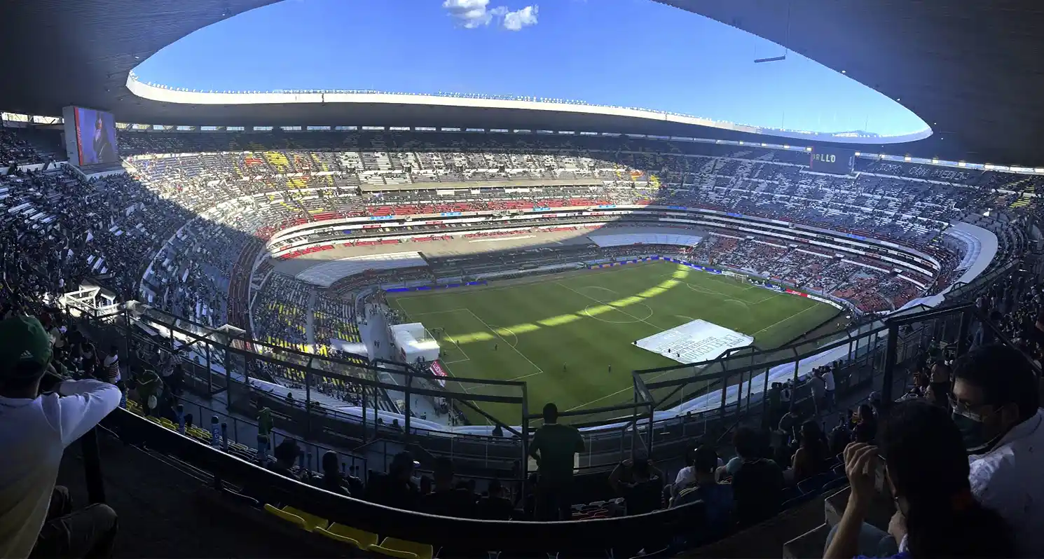 Vista nocturna del Estadio Azteca en Ciudad de México, sede de la inauguración de la Copa Mundial de la FIFA 2026