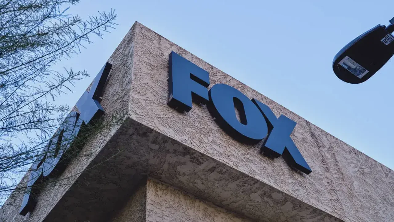 Logo de Fox Channel sobre mapa de América Central con colores deportivos