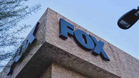 Logo de Fox Channel sobre mapa de América Central con colores deportivos