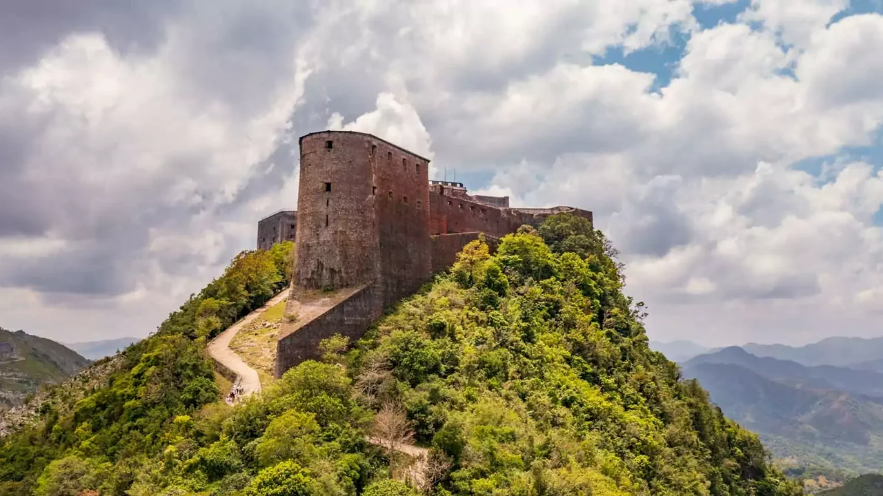 Zapatos de las víctimas de la estampida en la entrada de la Ciudadela Laferrière en Milot, Haití, el 12 de abril de 2026