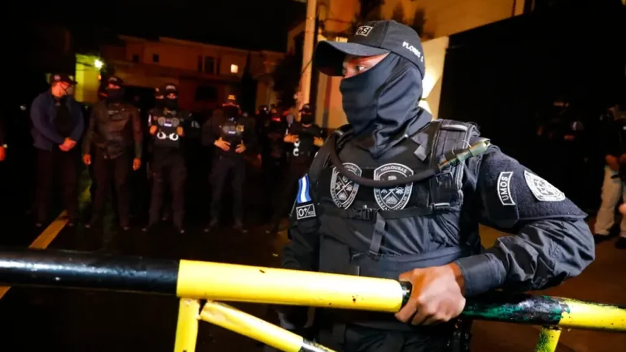 Nuevos cadetes de la Policía Nacional de Honduras en acto de graduación en Tegucigalpa