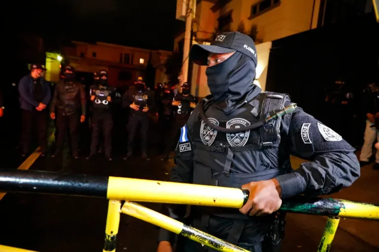 Nuevos cadetes de la Policía Nacional de Honduras en acto de graduación en Tegucigalpa