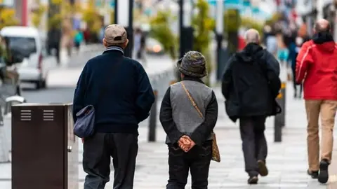 Adultos mayores en un parque de Buenos Aires representando el envejecimiento demográfico de América Latina