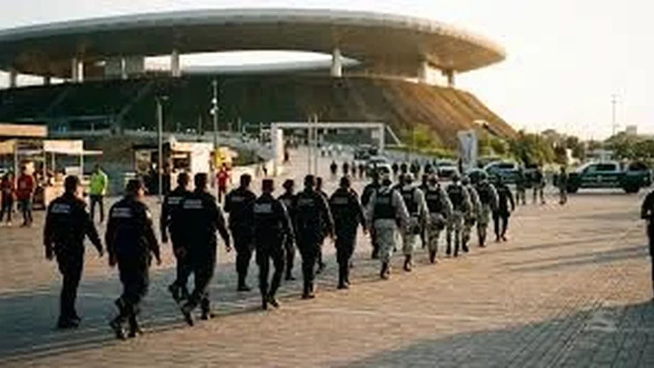 Miembros de la Guardia Nacional frente a la Pirámide de la Luna en Teotihuacán tras su reapertura el 22 de abril de 2026