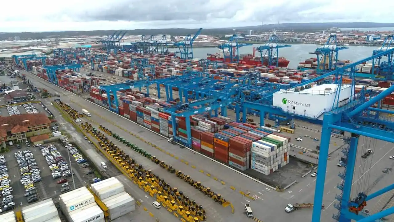 Vista aérea del Canal de Panamá con buques de carga esperando su turno para transitar