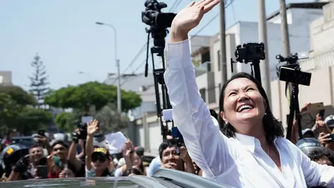 Votantes en fila en un colegio electoral de Lima durante las elecciones presidenciales peruanas del 12 de abril de 2026