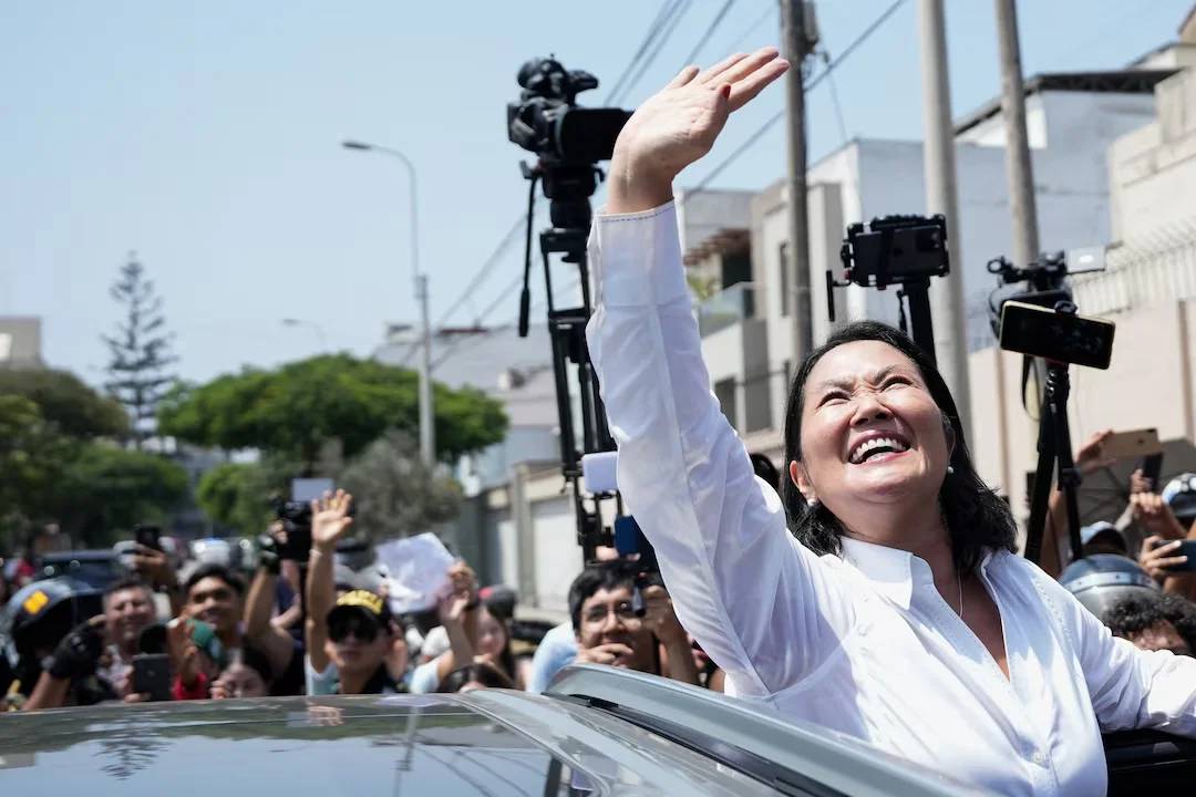 Votantes en fila en un colegio electoral de Lima durante las elecciones presidenciales peruanas del 12 de abril de 2026