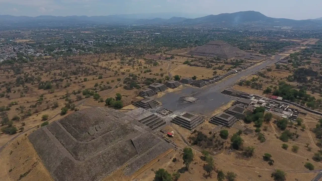 Vista de la Pirámide de la Luna en Teotihuacán, Estado de México, tras el tiroteo del 20 de abril de 2026