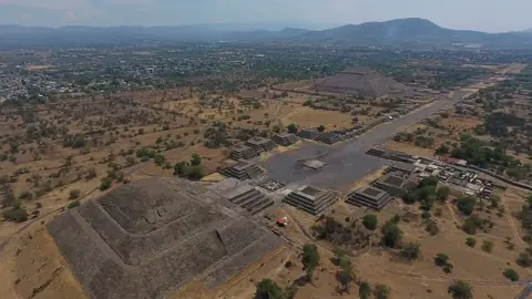 Vista de la Pirámide de la Luna en Teotihuacán, Estado de México, tras el tiroteo del 20 de abril de 2026