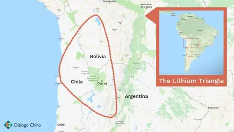 Salar de Atacama en Chile con instalaciones de extracción de litio al fondo