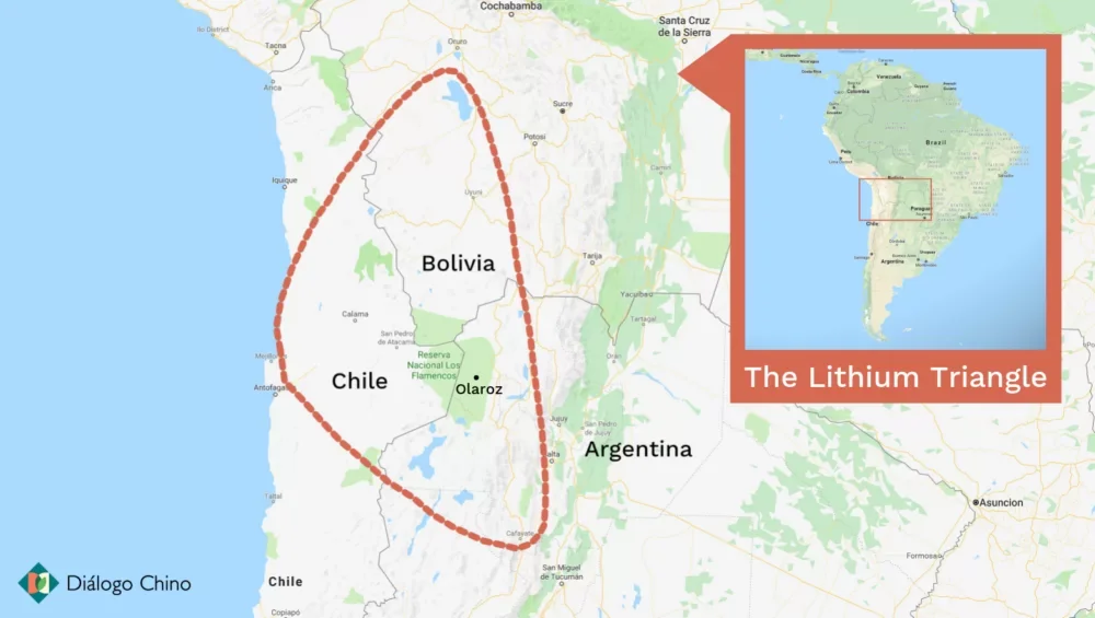 Salar de Atacama en Chile con instalaciones de extracción de litio al fondo