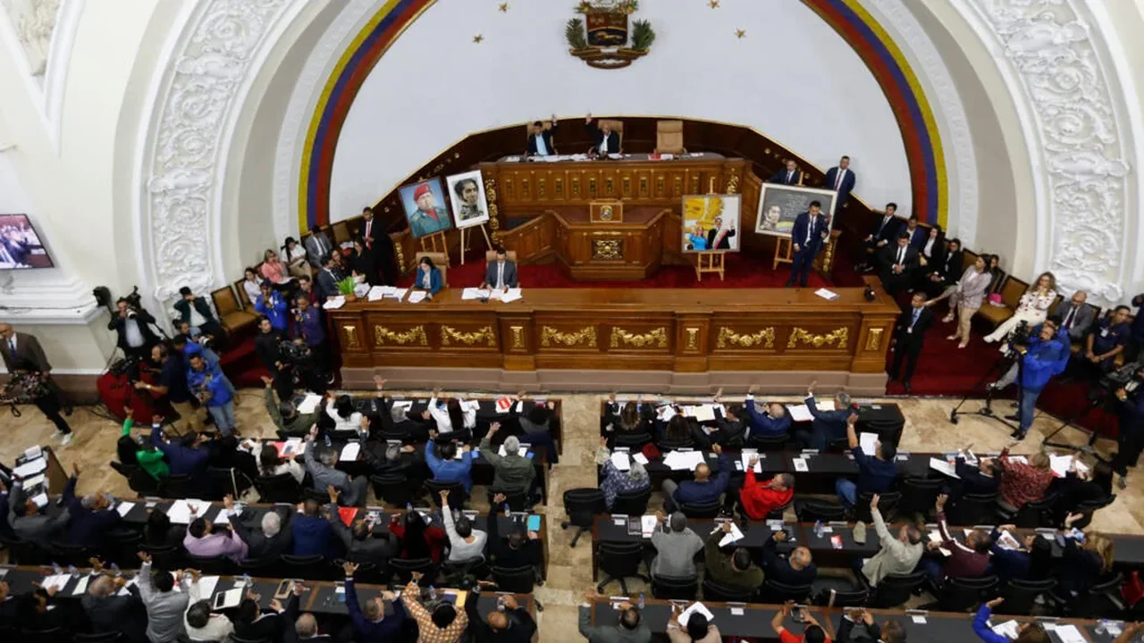 Delcy Rodríguez firma la ley de amnistía en el Palacio de Miraflores, Caracas