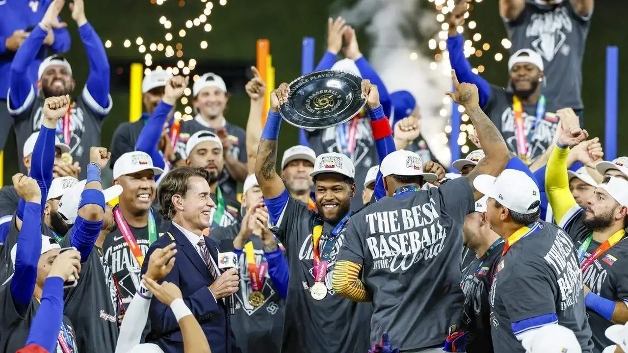 Jugadores venezolanos celebran el título del Clásico Mundial de Béisbol en Tokio
